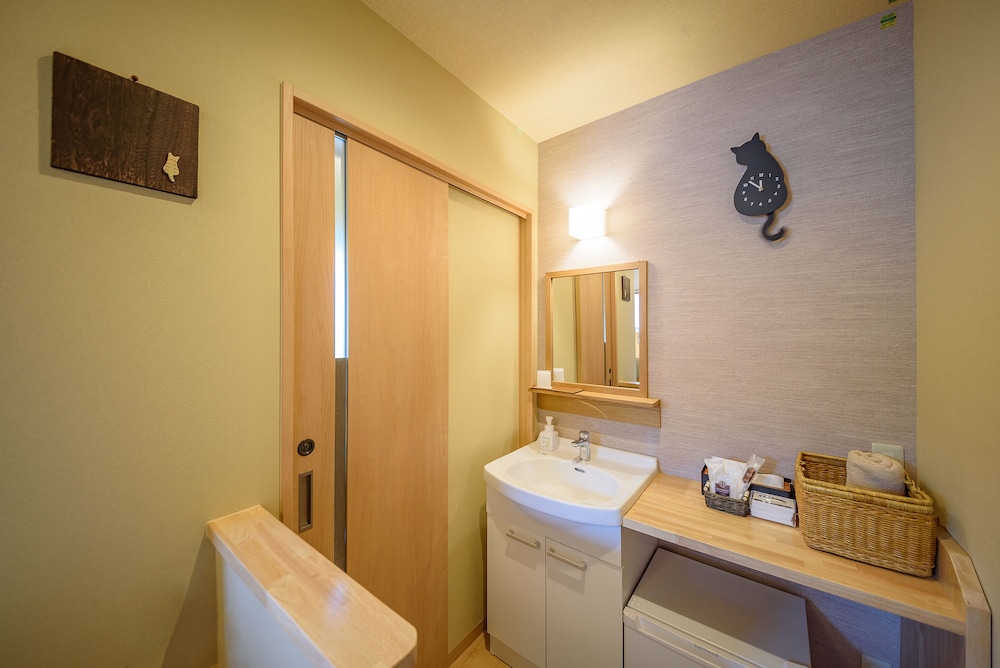 JAPANESE, SINGLE BED, SHARED BATHROOM