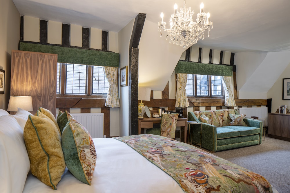 Tudor House Hotel 61/85