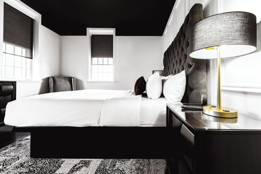 The Delafield Hotel 16/50
