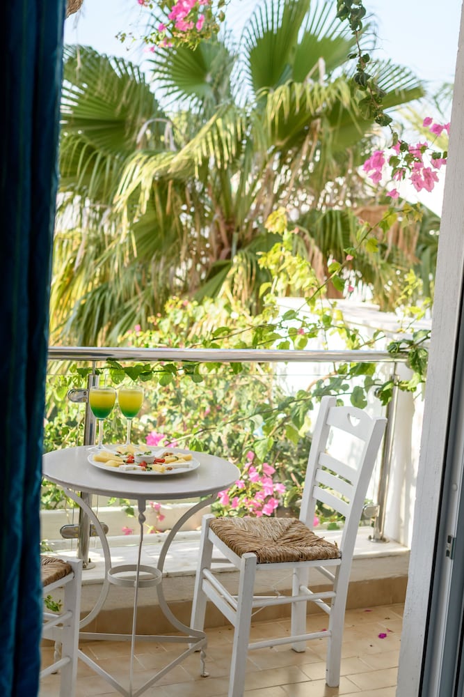 Alesahne Beach Hotel 58/74