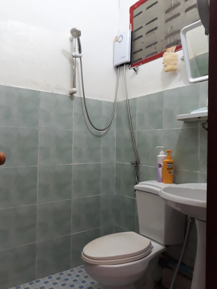 Hangover Hostel 20/22