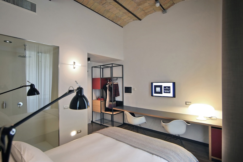 1880 Atypical Rooms 20/33