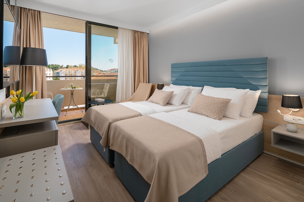 Room, 1 Double and 1 Single Bed, Sea Side