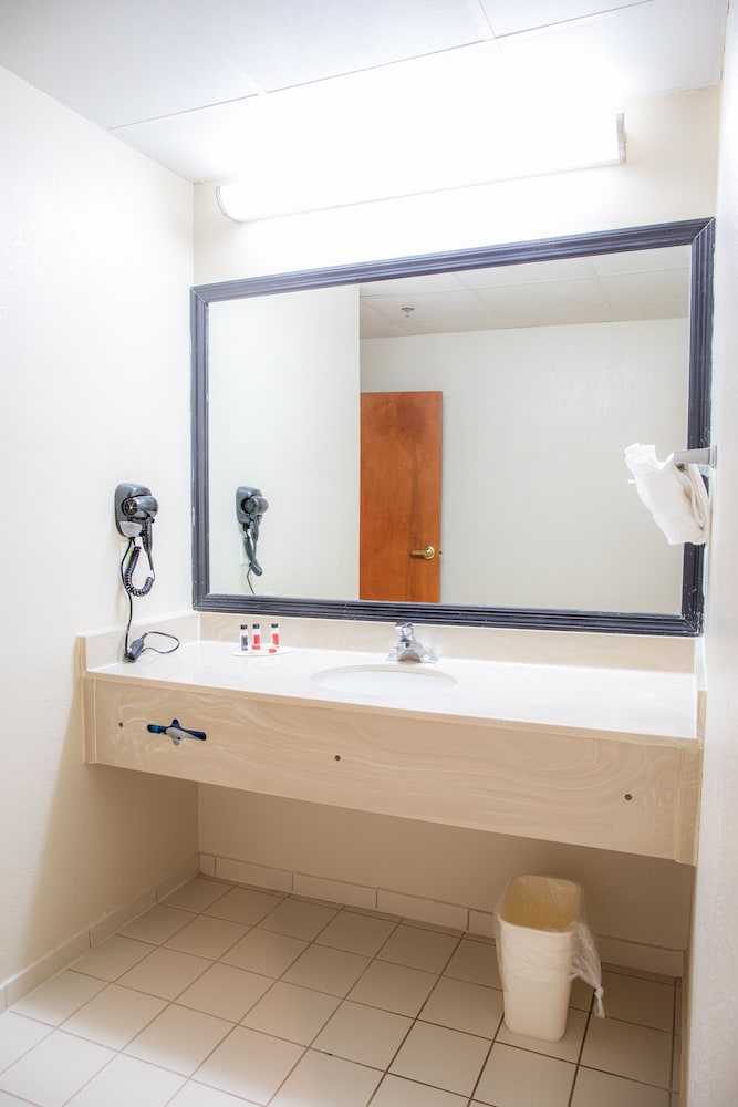 Red Roof Inn & Suites Hinesville 34/37