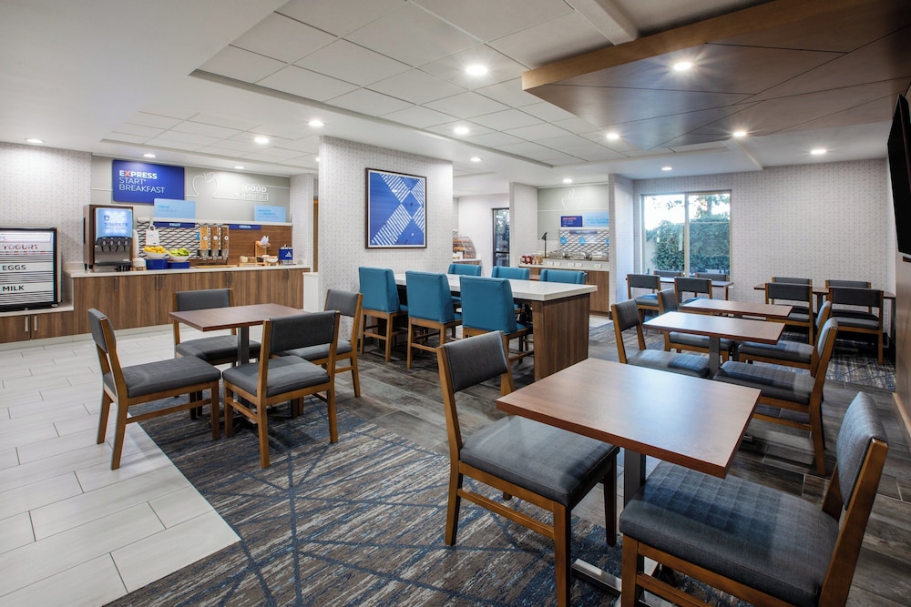 Holiday Inn Express & Suites Lathrop 43/61