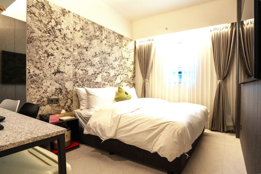 DELUXE, DOUBLE BED