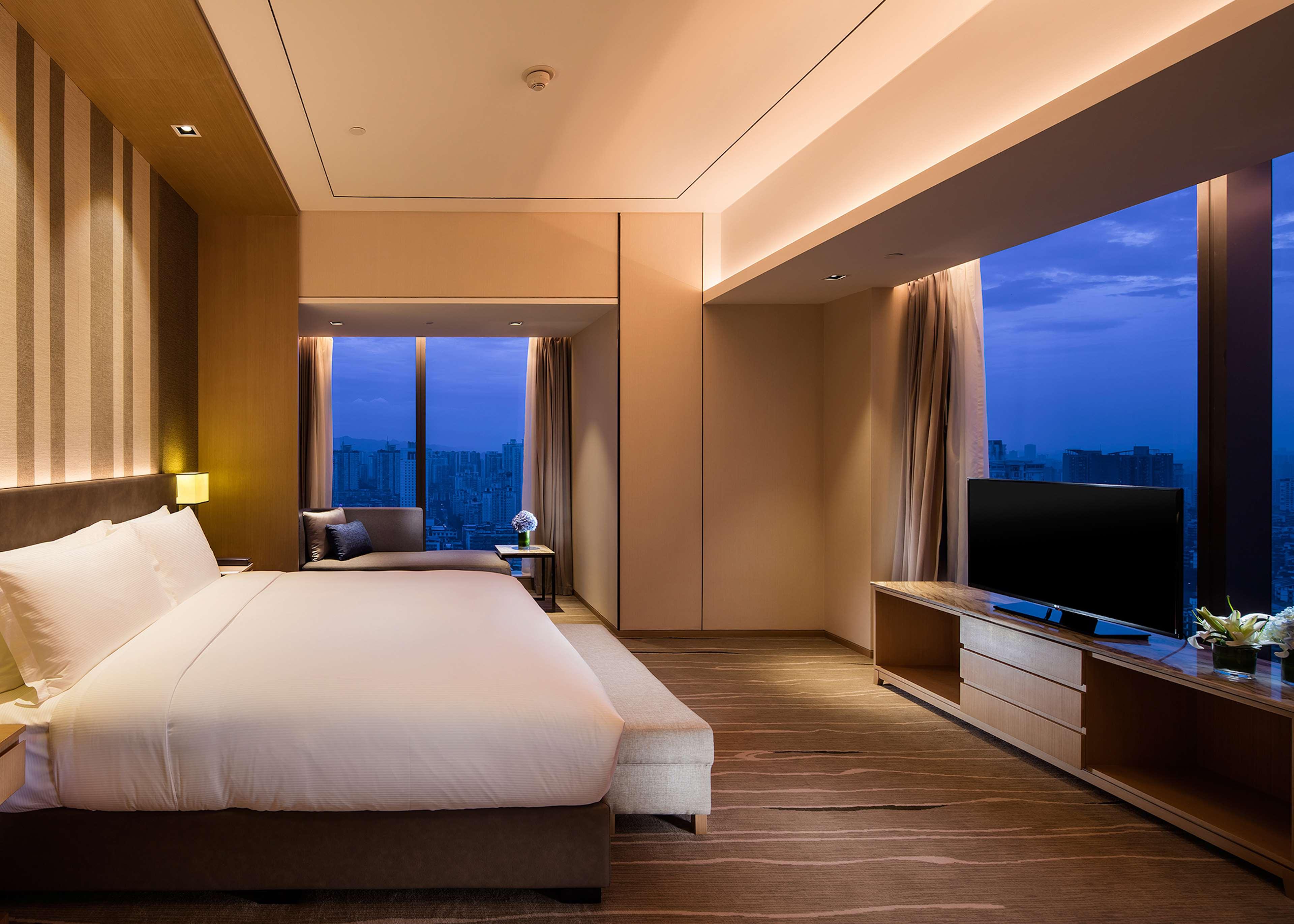 DELUXE, SUITE, KING BED, LOUNGE ACCESS