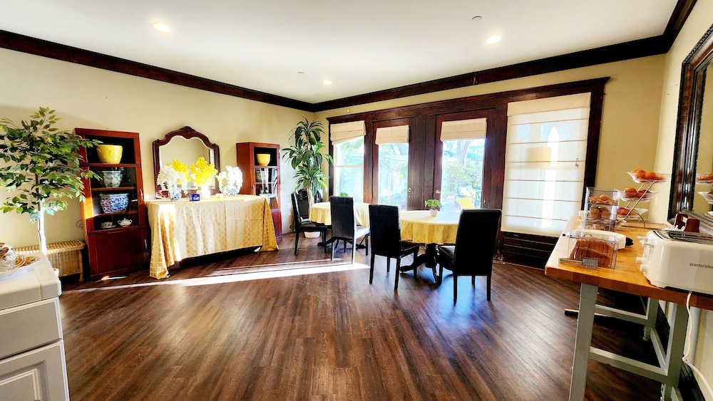 Santa Paula Inn 40/56