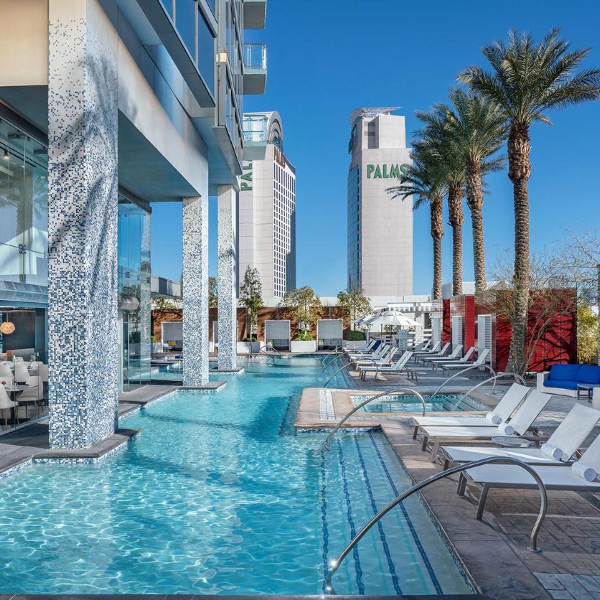 Luxury Hotel Suite With Private Strip View Balcony 4/13