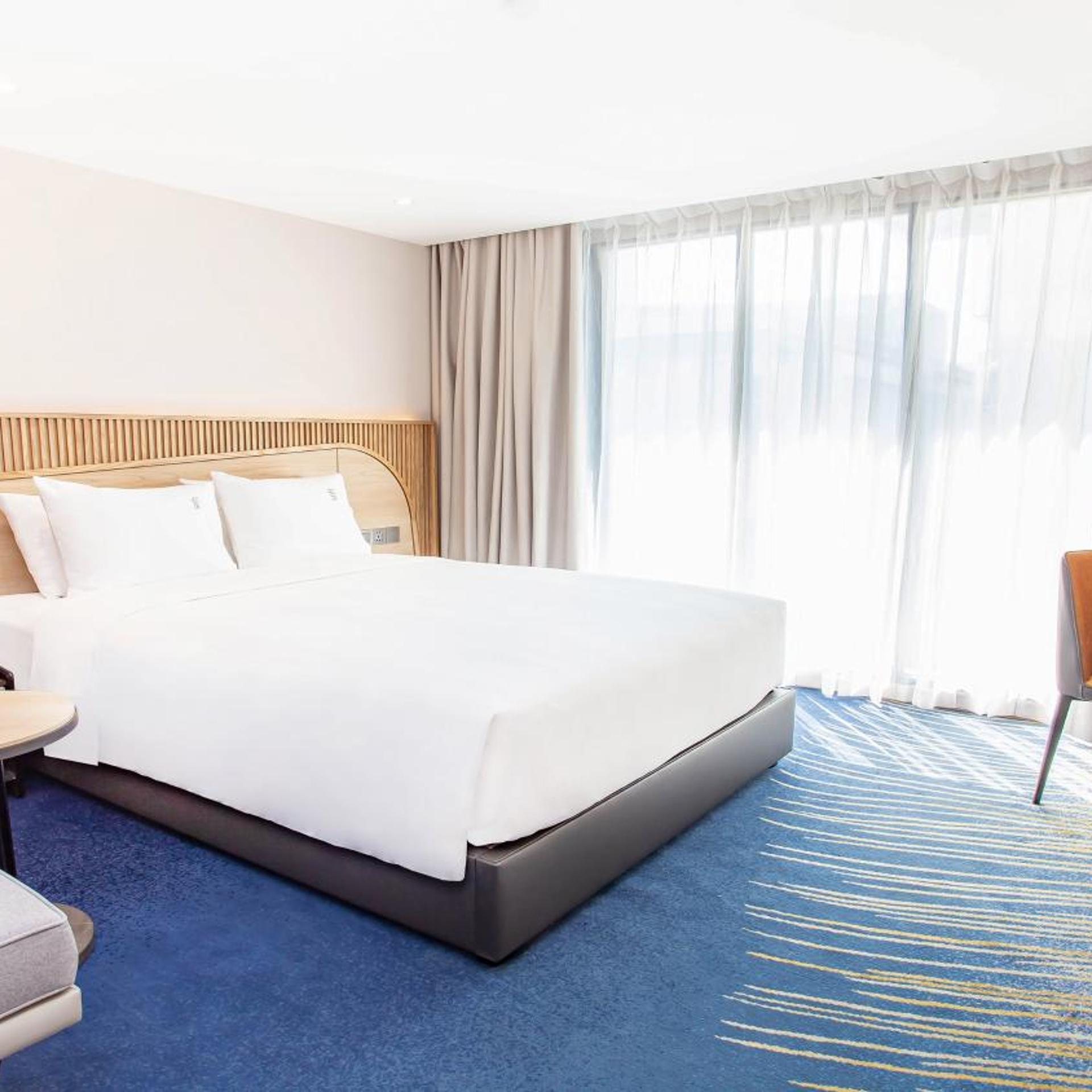 Standard, King Bed, Queen Bed, Top Floor