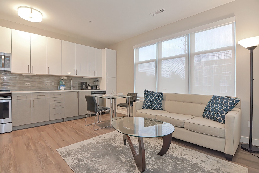Global Luxury Suites East Boston 25/50