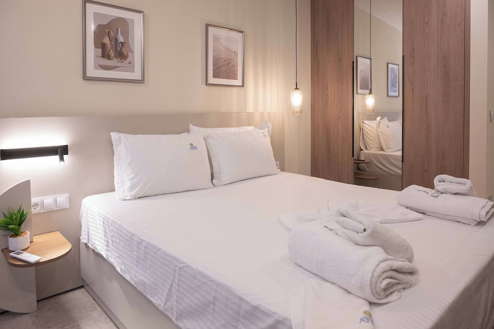 Wet, Allure, 2 Queen Beds, Sofa, Hot Tub