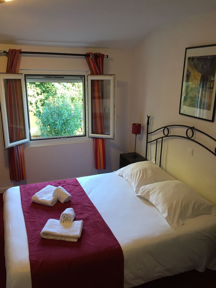 HOSTELLERIE DE LA SOURCE 32/49