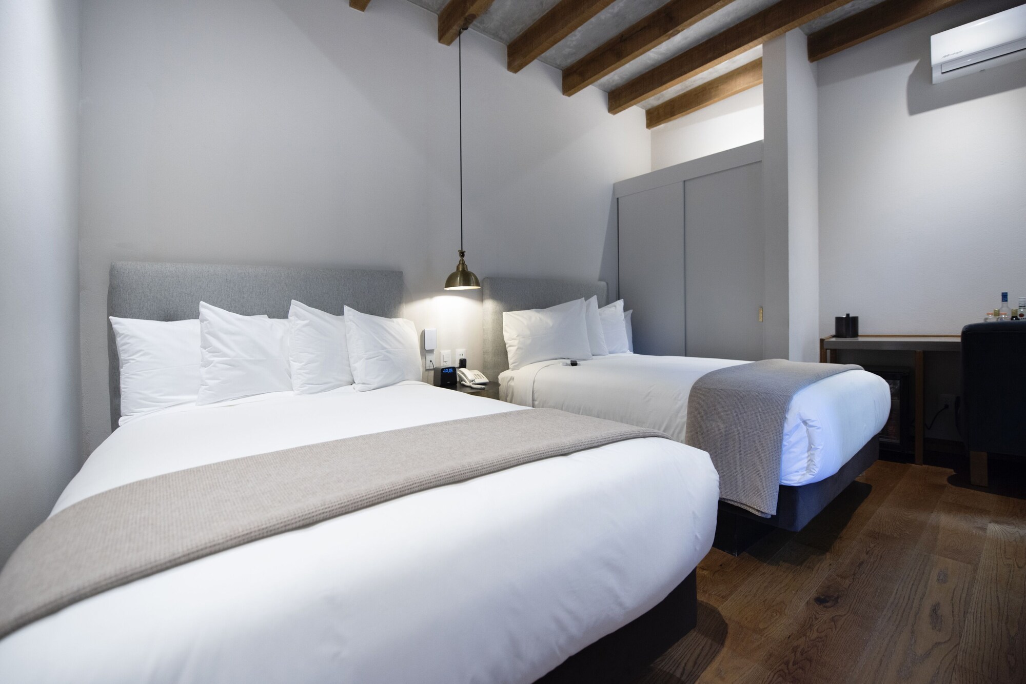 STANDARD, 2 DOUBLE BEDS