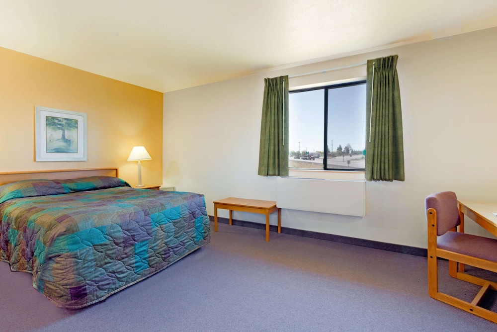 Super 8 By Wyndham Klamath Falls 6/28