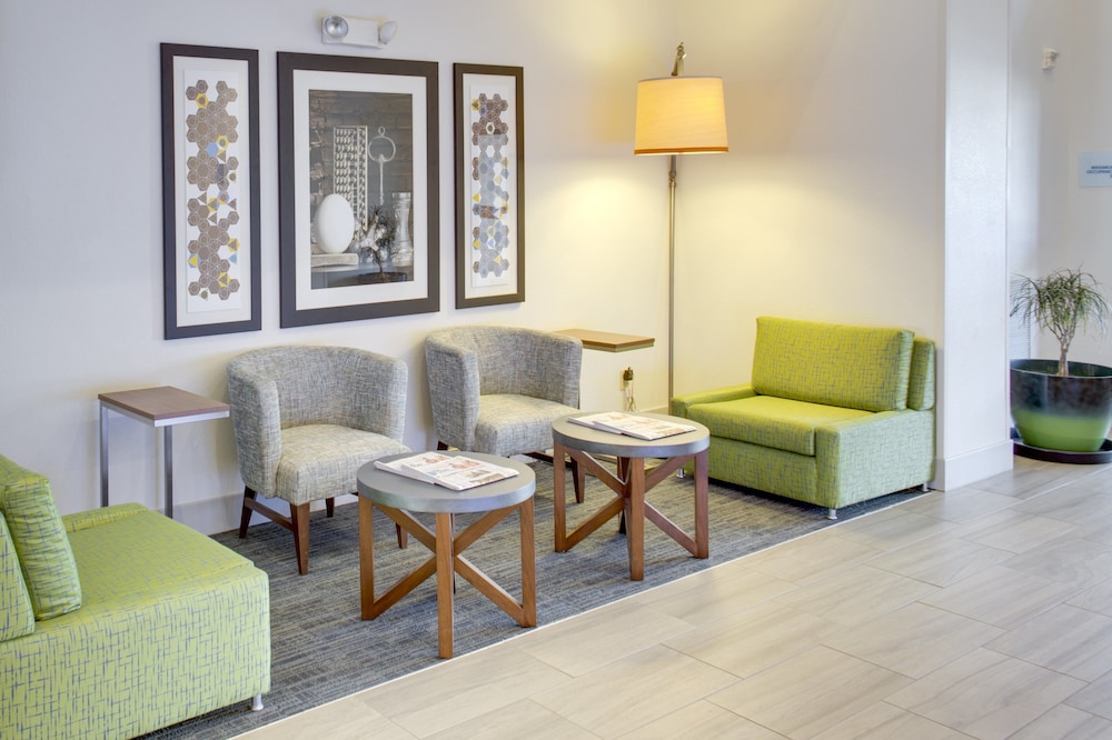Holiday Inn Express Suites Chickasha 22/35