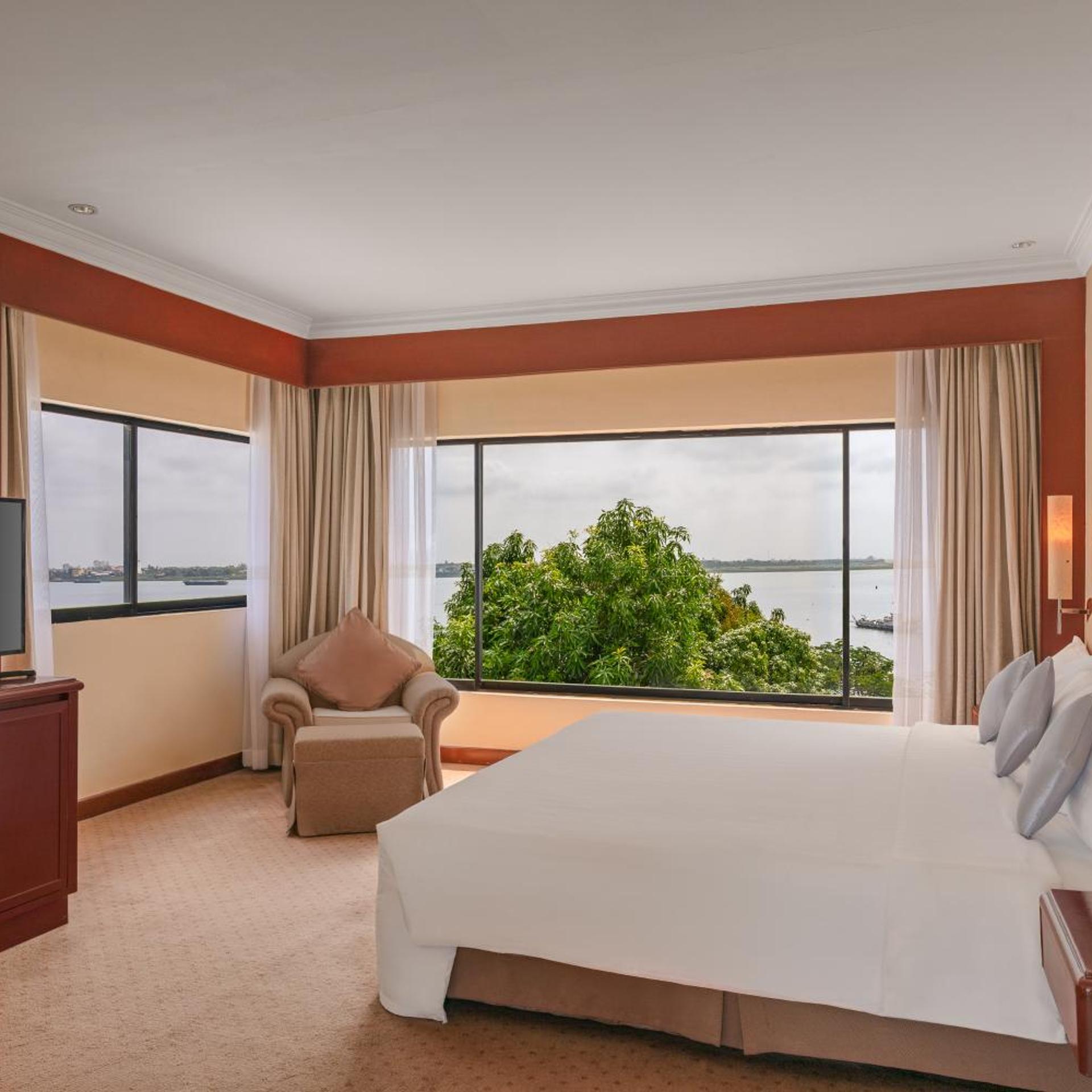 جناح تنفيذي بسرير كينج، Cambodiana Hotel 7/10