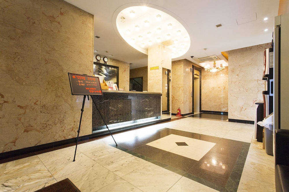 Carlton Hotel 5/62
