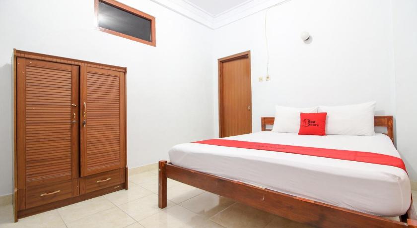 Reddoorz Plus Near Alun Alun Selatan 9/42