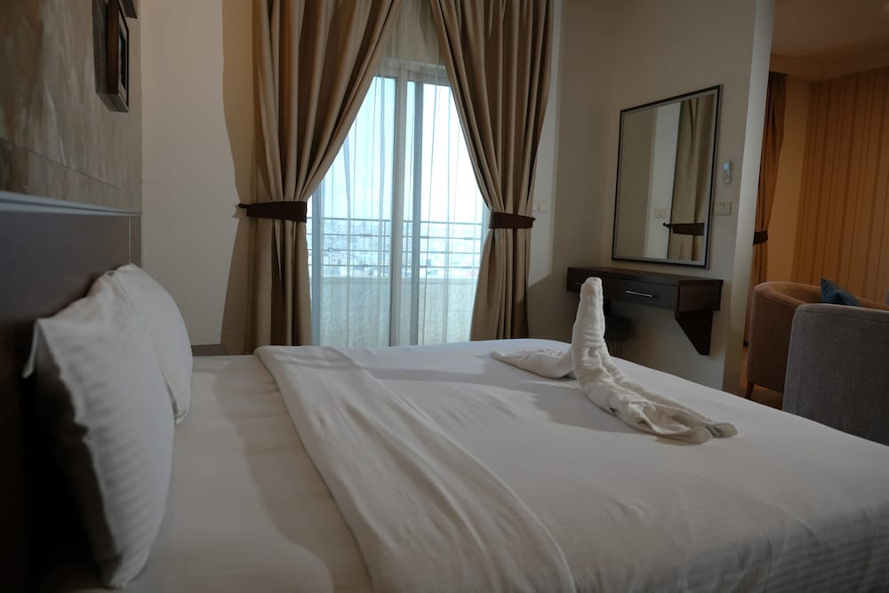 Ream Hotel 12/50