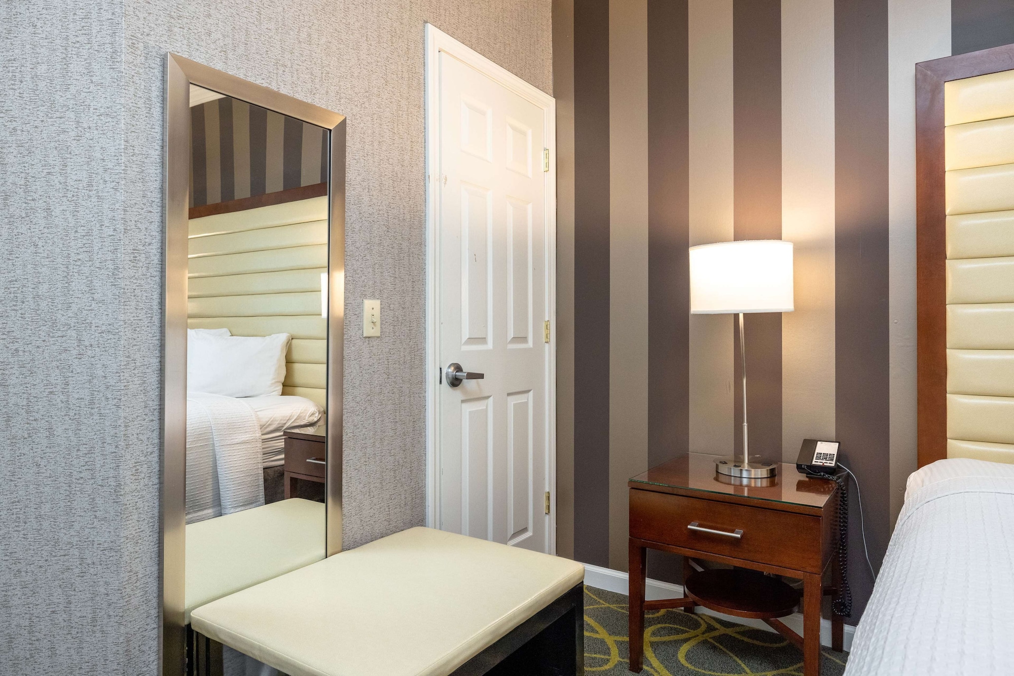 جناح بسرير كينج بشرفة مع أريكة، Best Western Plus Dixon Davis 10/10