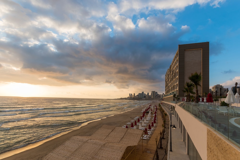 Lancaster Eden Bay Hotel, Beirut 52/65