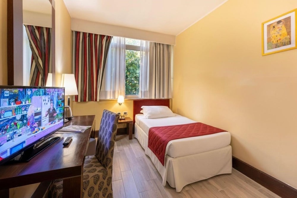 ROOM, SINGLE