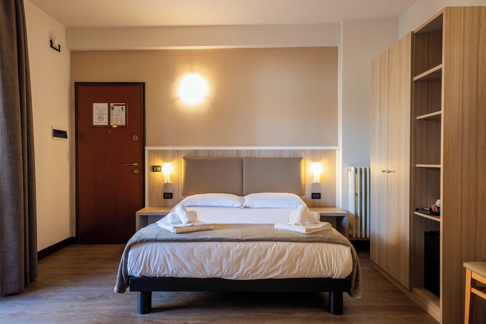 2 Bedrooms, Connecting, Junior Suite, Comfort, 1 Single and 2 Queen Beds