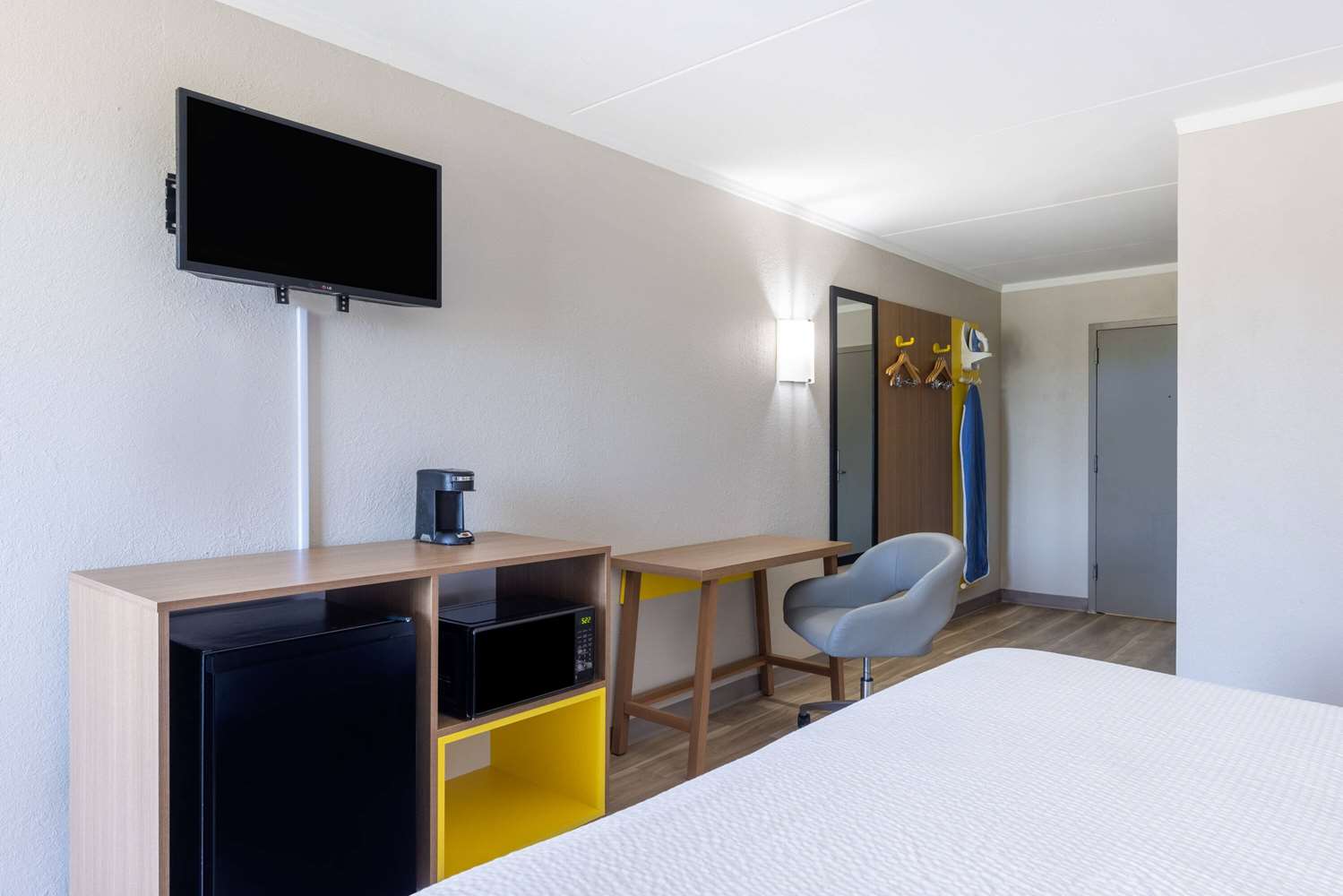 Days Inn & Suites by Wyndham Fort Bragg/Cross Creek Mall 23/41