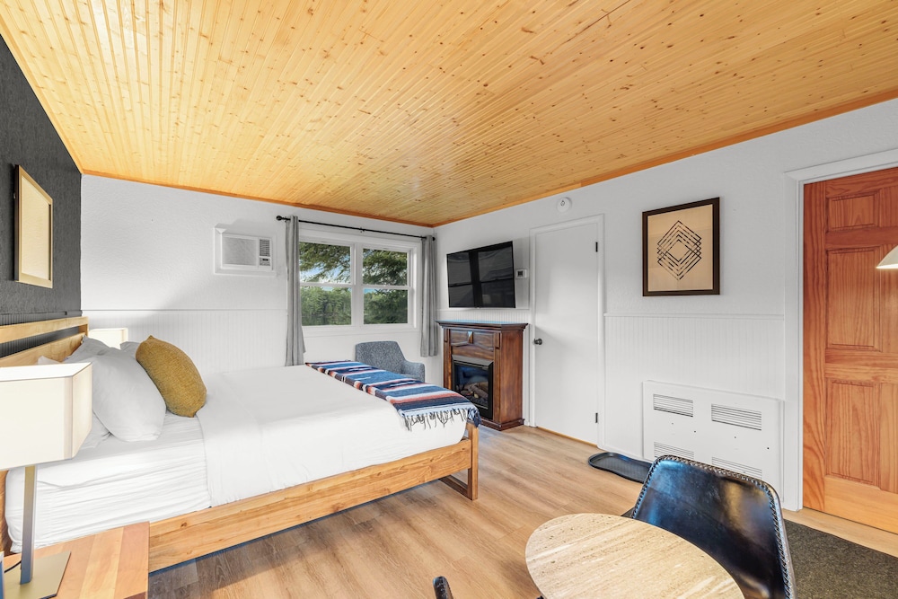 Placid Bay Hotel 8/50
