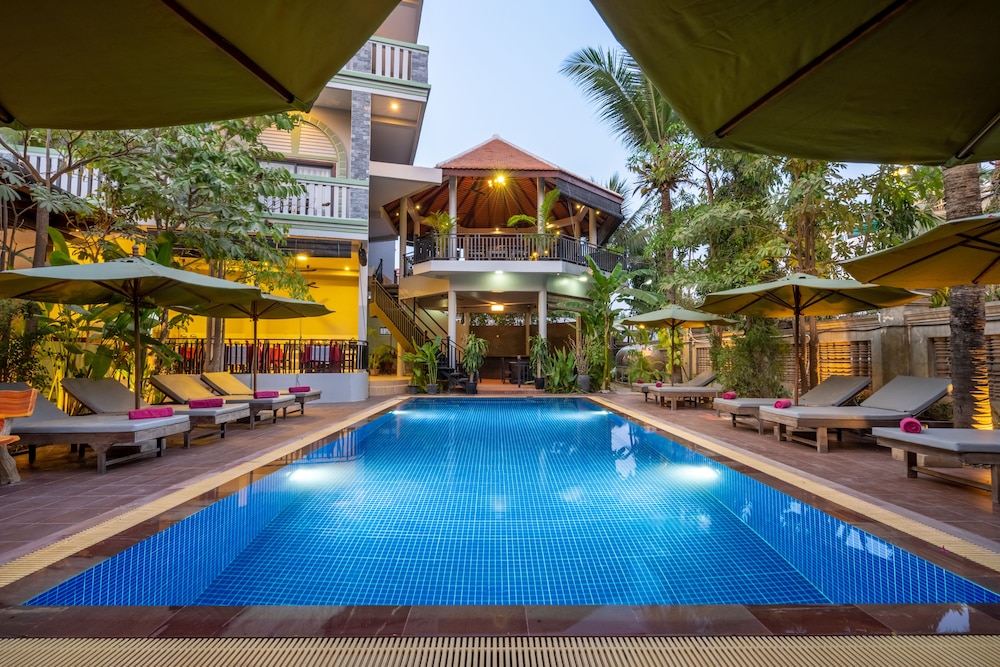 Reveal Courtyard in Reveal Angkor 3/60