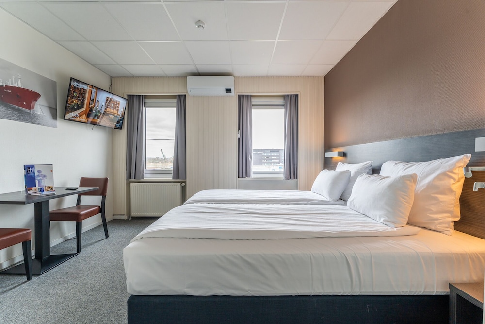 ROOM, KING BED, LARGE