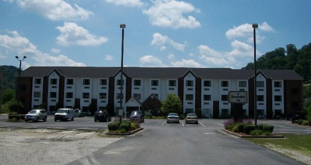Quality Inn & Suites Prestonsburg next to Mountain Arts Center 3/42