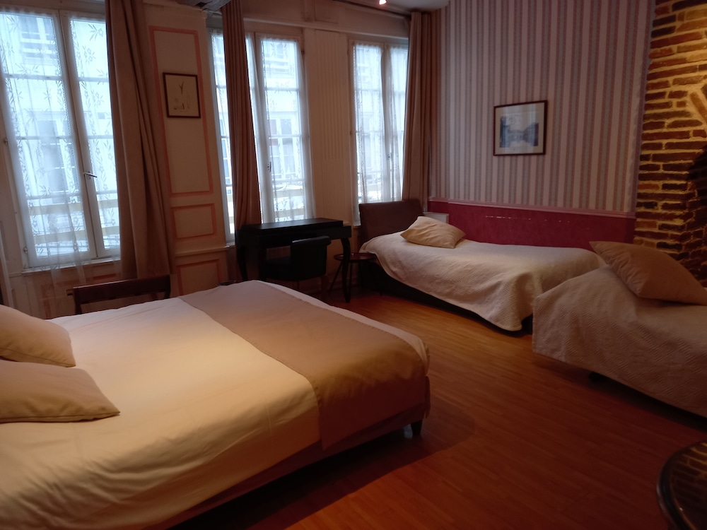 Brit Hotel Les Comtes de Champagne Centre Historique 6/50