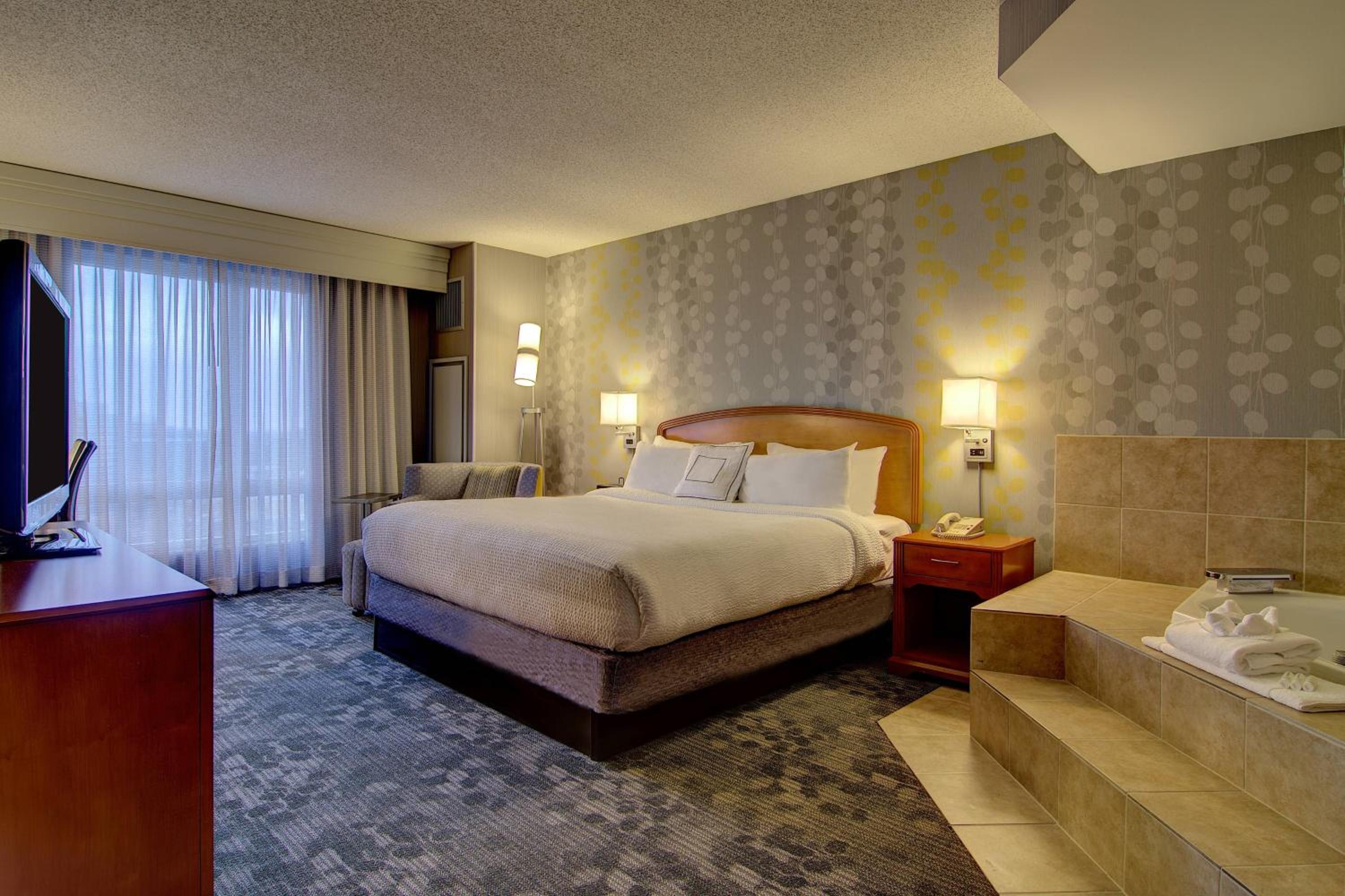 Room at Courtyard by Marriott Tysons McLean, MCLEAN - VA