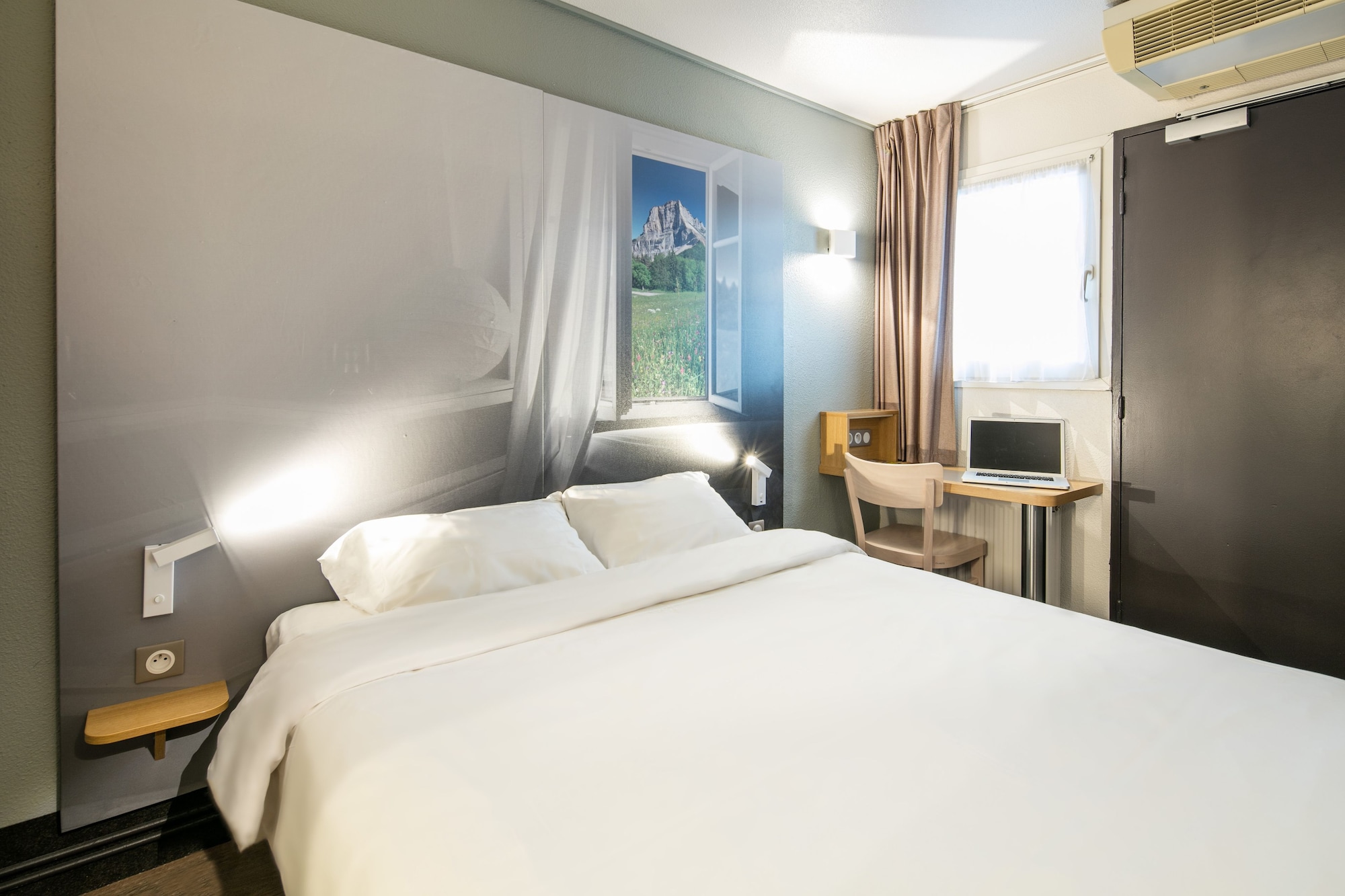 ROOM, DOUBLE BED