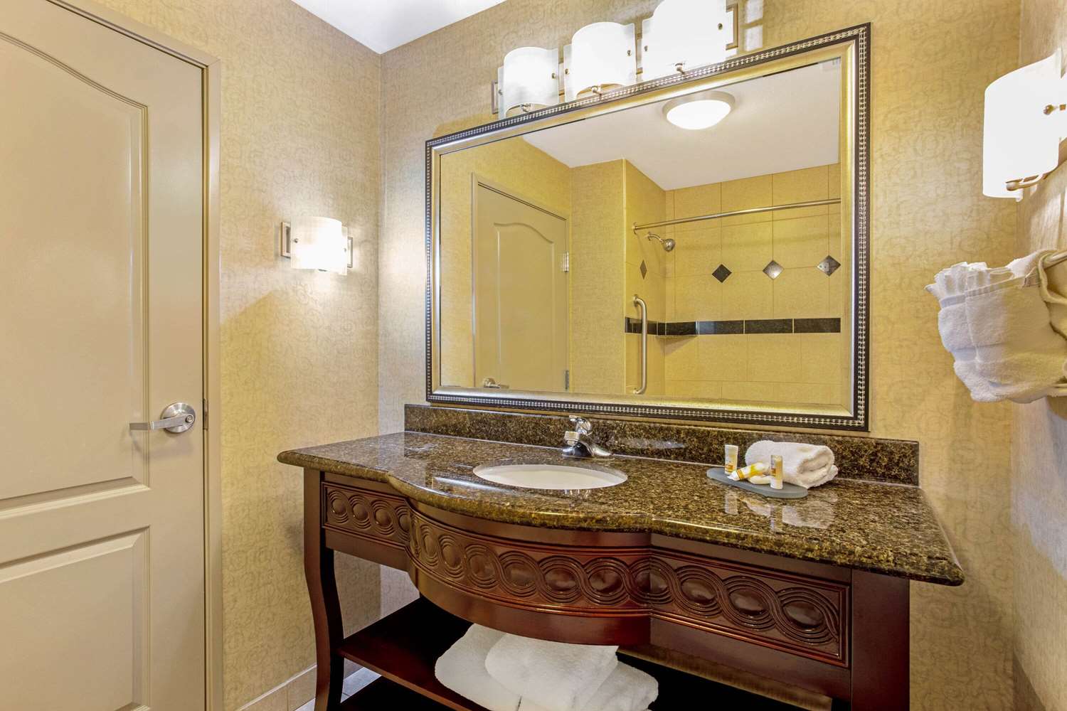 La Quinta Inn Suites Cleburne 21/23