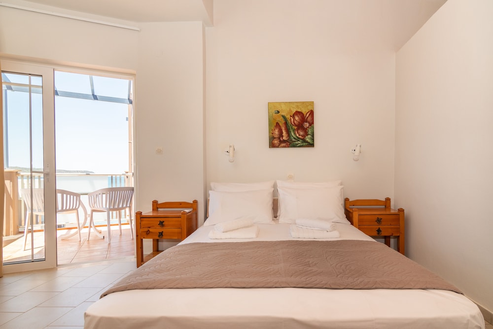 Girogiali Beach Hotel 45/50