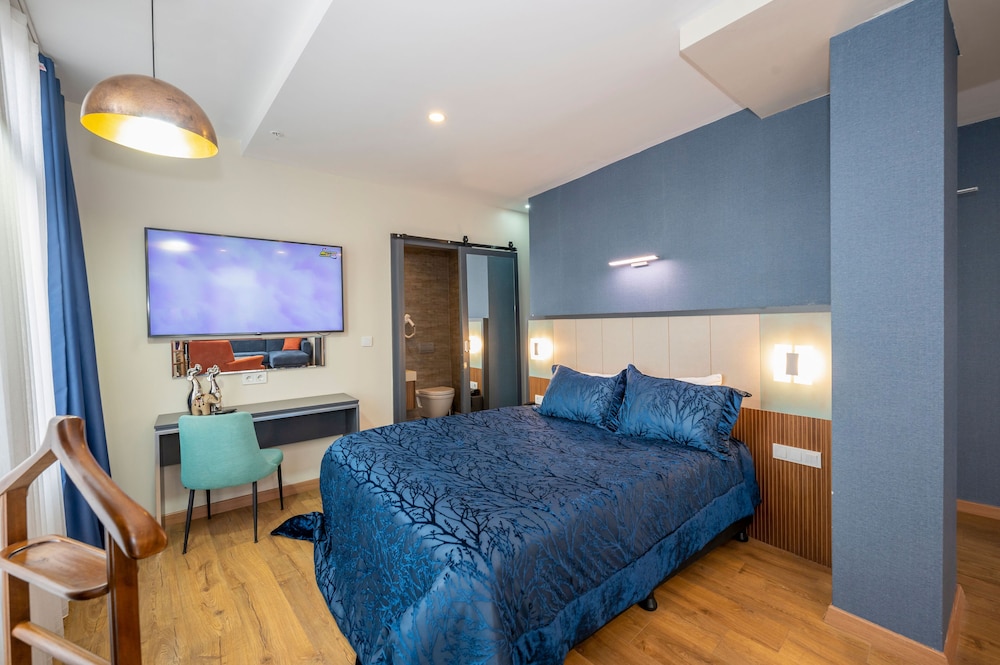 SUITE, JETTED TUB, TERRACE