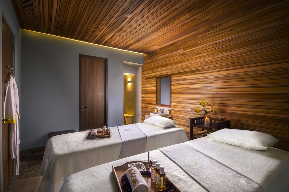 Sandal Suites Op. By Lemon Tree Hotels 15/50