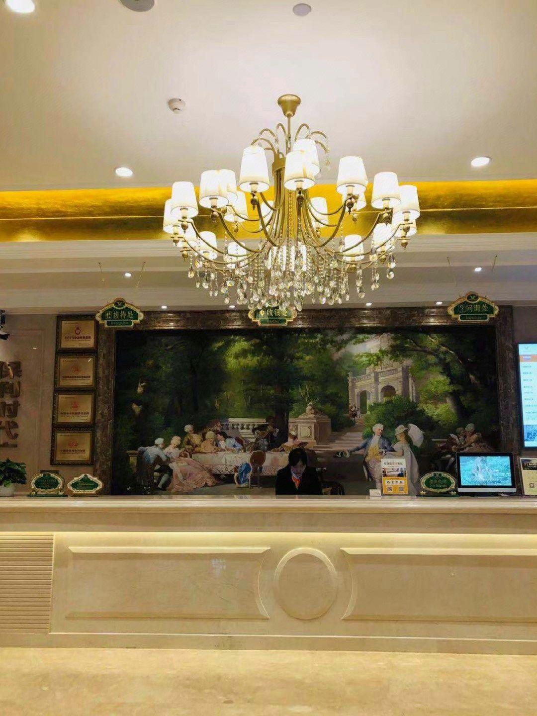 Vienna Hotel (Chongqing Yangjiaping Pedestrian Street Light Rail Station) 15/50