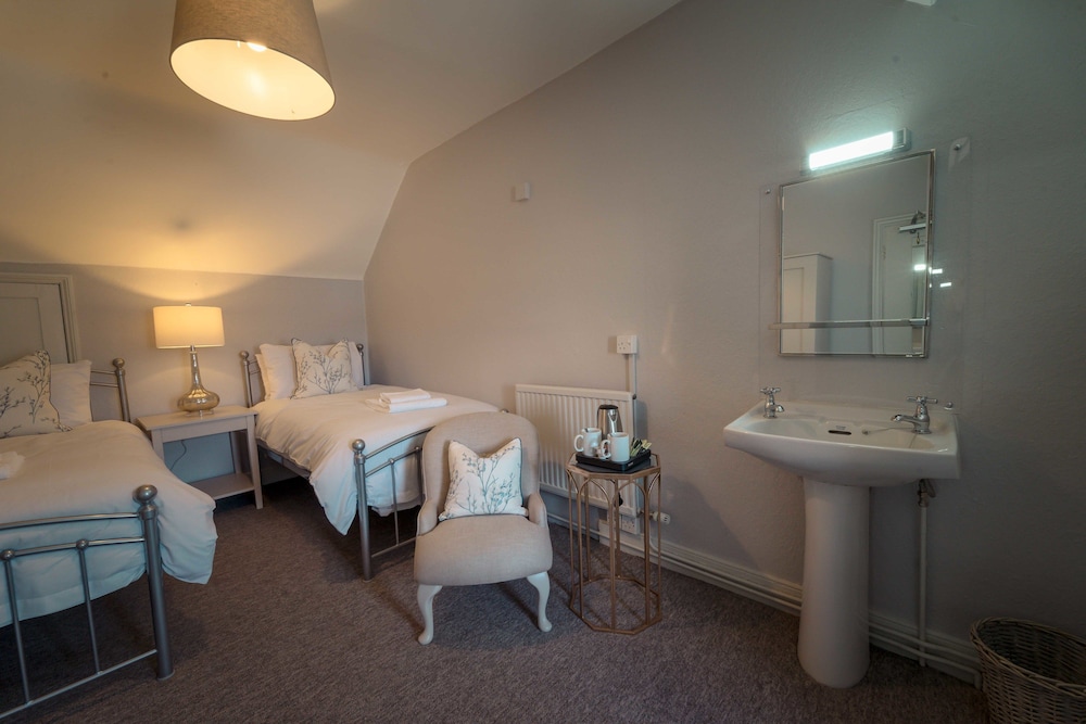 Anabelles Guest House 44/46