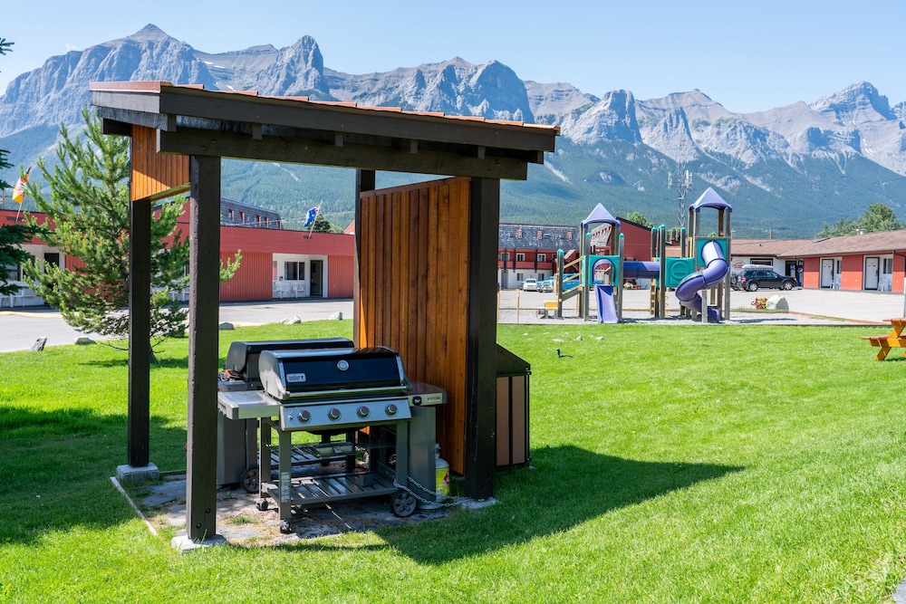 Canmore Rocky Mountain Ski Lodge 111/118