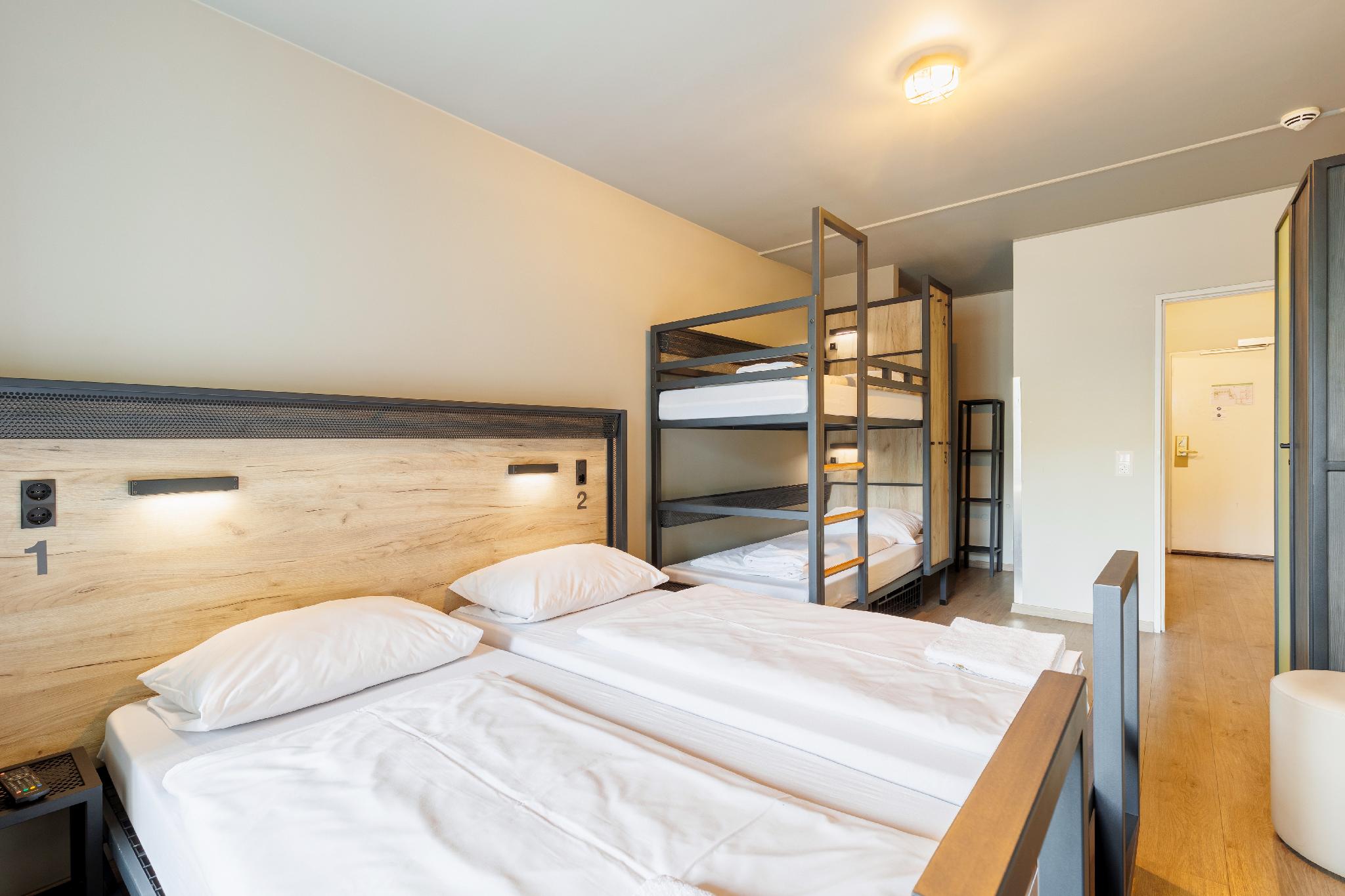 Room, Quadruple