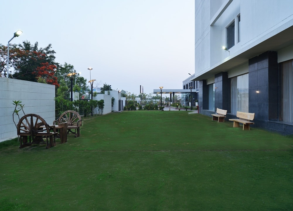 Red Fox Hotel Bhiwadi 2/35
