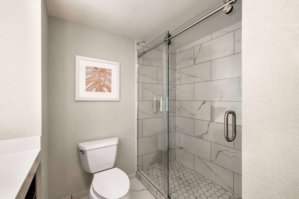 غرفة بسرير كينج بشرفة بإطلالة جزئية على البحر مع أريكة، Hampton Inn Virginia Beach Oceanfront South 3/4