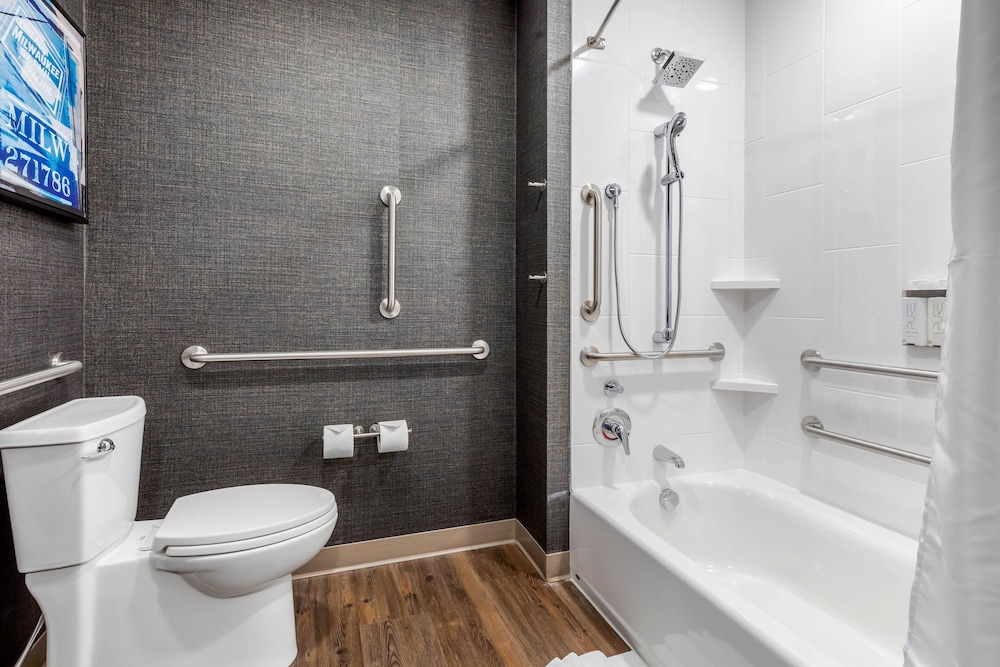 Cambria Hotel Milwaukee Downtown 13/56