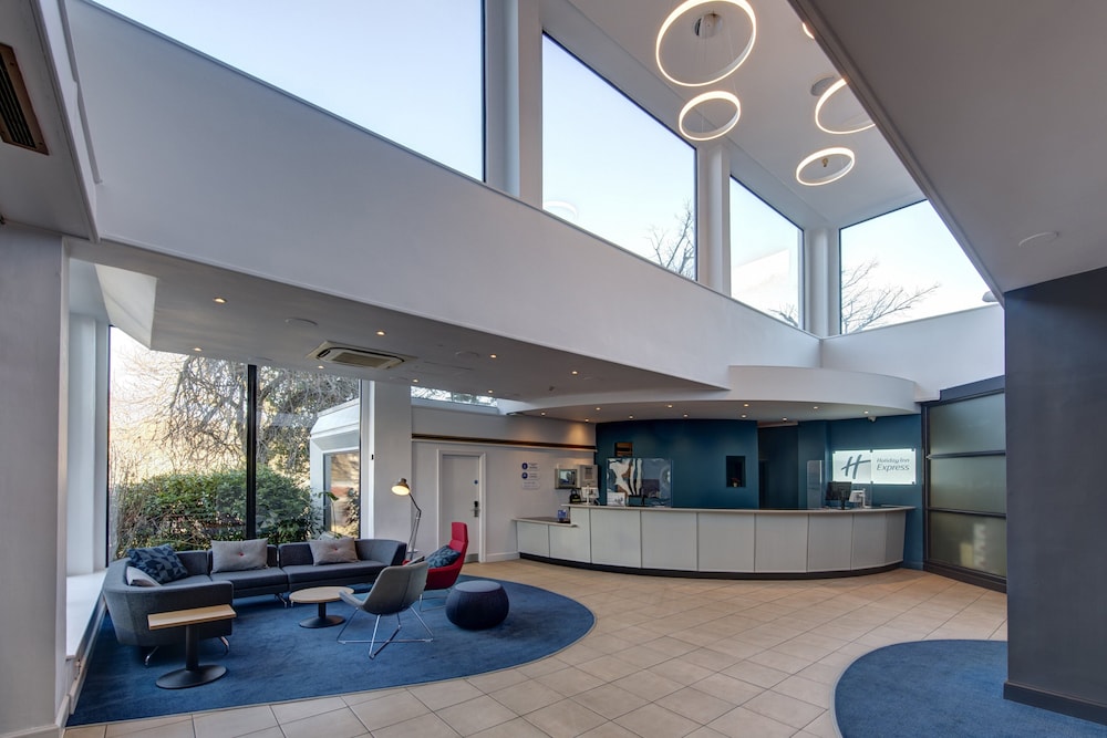 Holiday Inn Express Edinburgh City West 8/52
