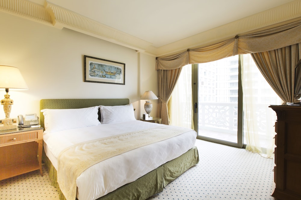جناح بسرير كينج بإطلالة على المسبح بغرفة نوم واحدة، Intercontinental Phoenicia Beirut 3/7