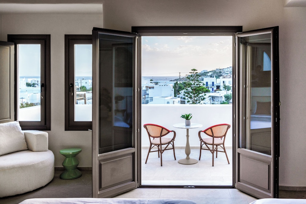 Pelican Bay Art Hotel 49/63